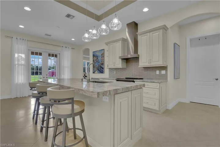 Island w/ Breakfast Bar