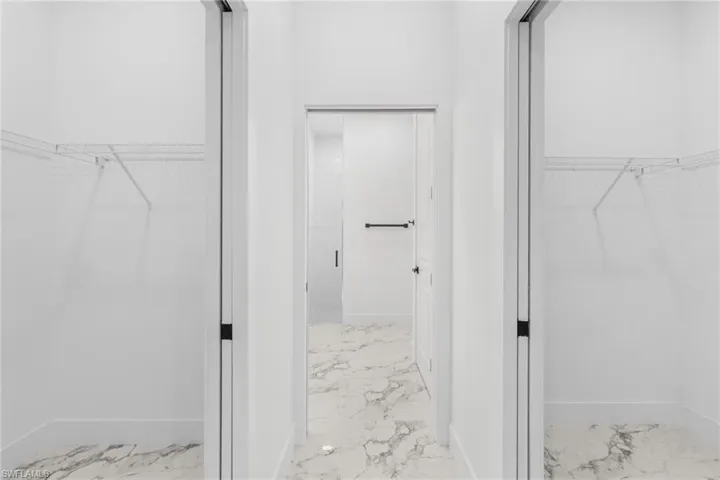 2 Walkin closets on Master Bedroom