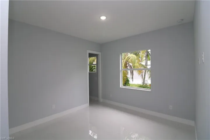 Empty room with concrete flooring