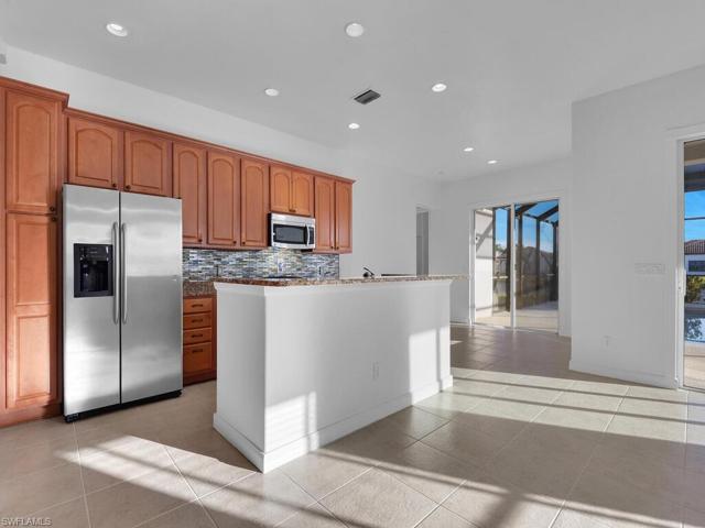 Kitchen w/ Breakfast Bar