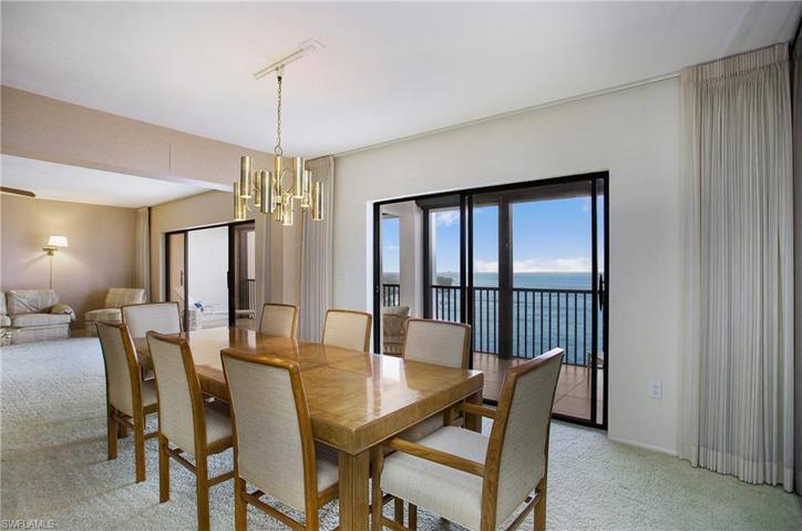 The large Dining Room is a blank canvas!