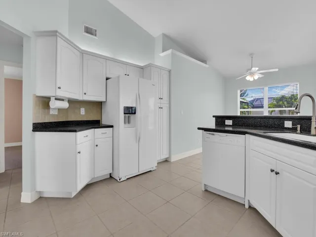 Kitchen w/ Pantry