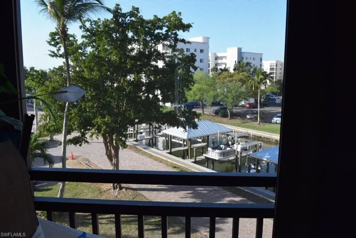 LANAI W/CANAL VIEWS