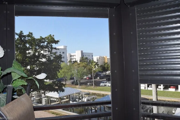 LANAI HAS CANAL VIEWS