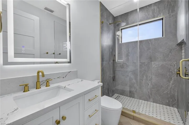 Upstairs Full Bathroom