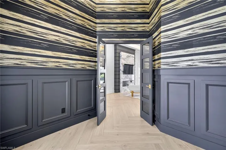 Corridor with wallpapered walls and a decorative wall