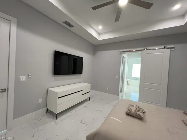 Tray ceiling with recessed lighting and a ceiling fan