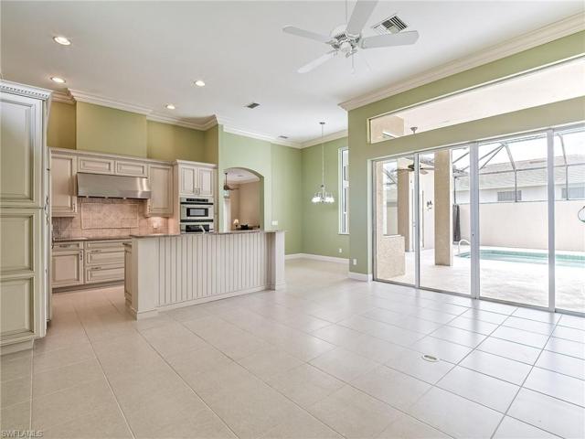 Kitchen & Family Room Combo!