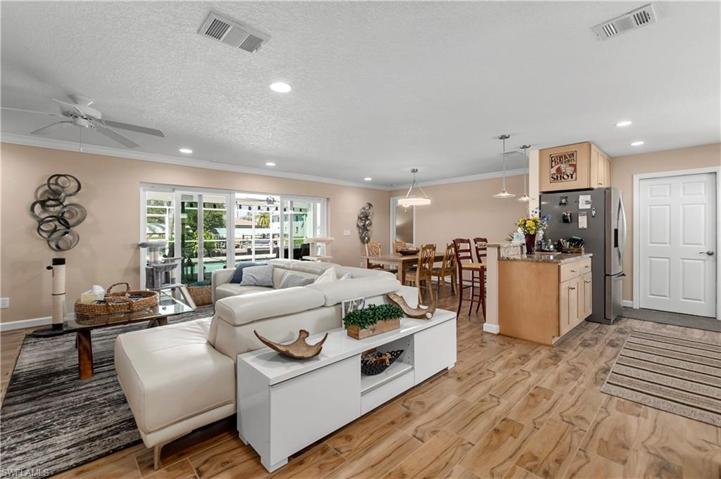 1305 SE 40th TER, CAPE CORAL FL 33904