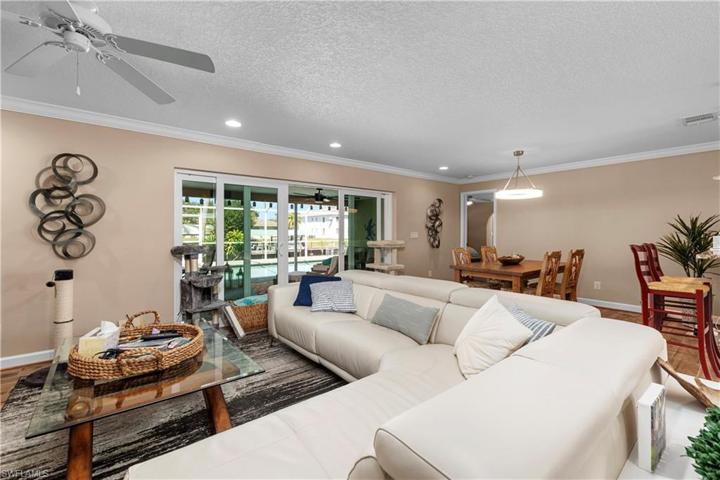 1305 SE 40th TER, CAPE CORAL FL 33904