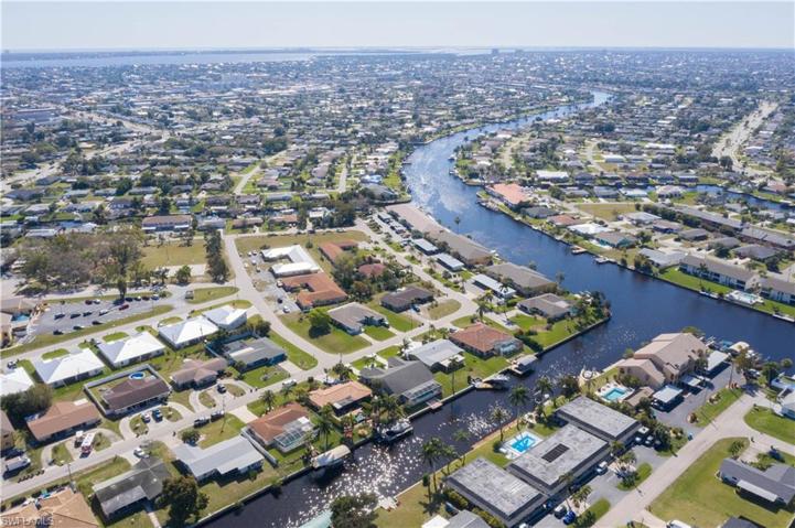 1305 SE 40th TER, CAPE CORAL FL 33904