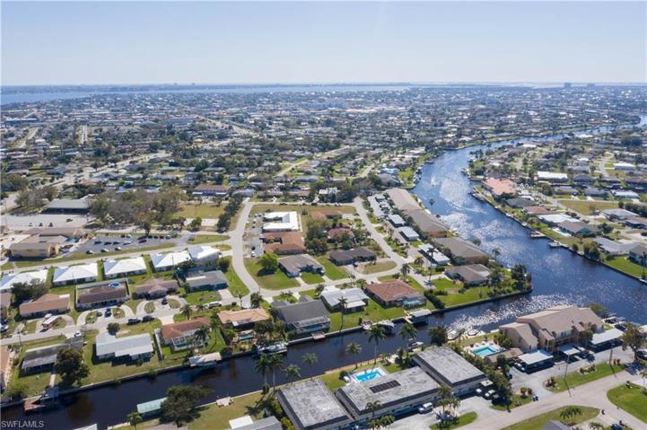 1305 SE 40th TER, CAPE CORAL FL 33904