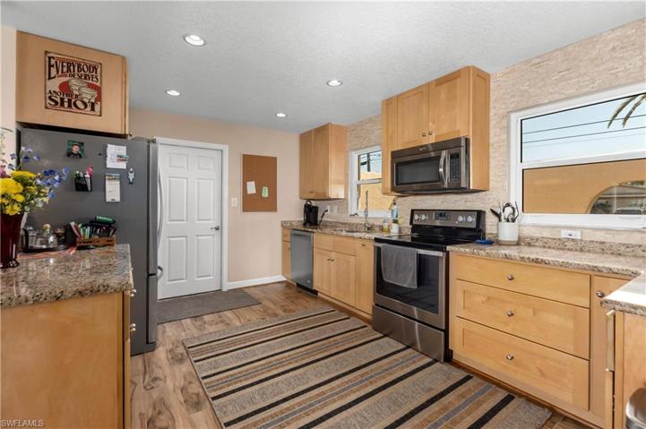 1305 SE 40th TER, CAPE CORAL FL 33904
