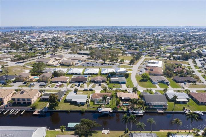 1305 SE 40th TER, CAPE CORAL FL 33904