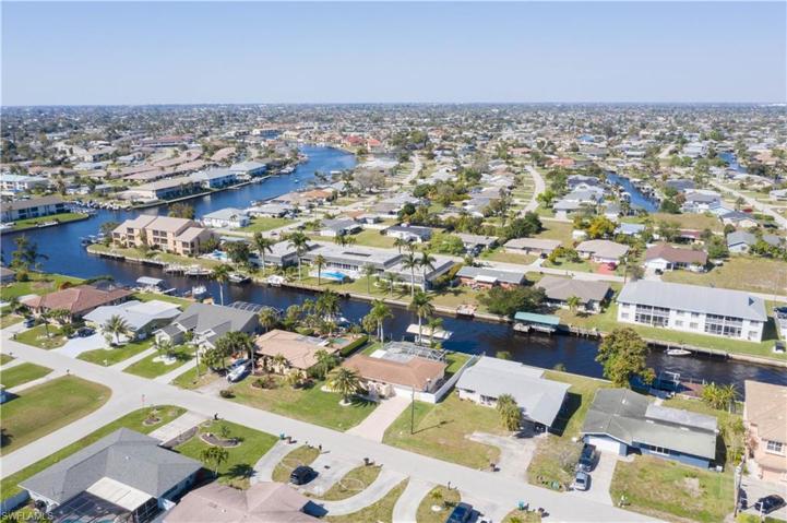 1305 SE 40th TER, CAPE CORAL FL 33904