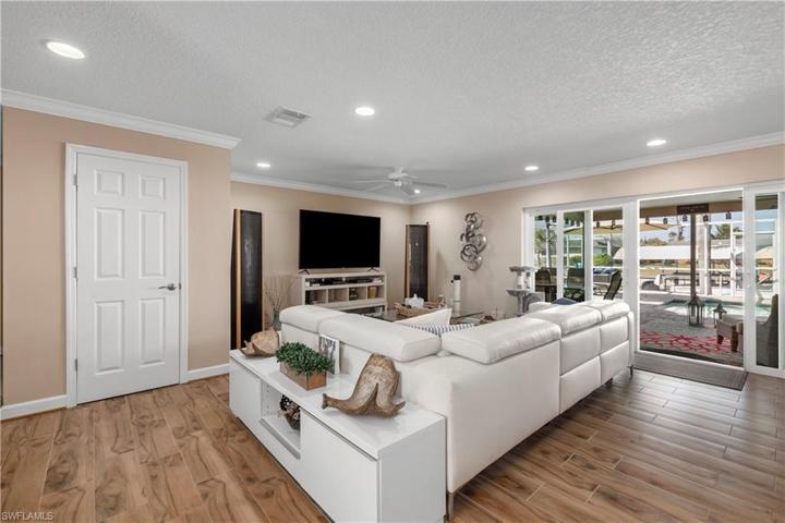 1305 SE 40th TER, CAPE CORAL FL 33904