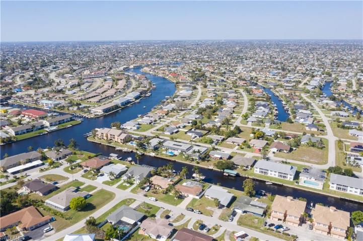 1305 SE 40th TER, CAPE CORAL FL 33904