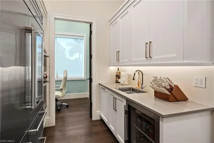 Butler's pantry with Subzero Fridge and Freezer, Dishwasher, 2 wall ovens and beverage fridge