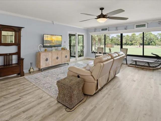 Large living area, light bright and open