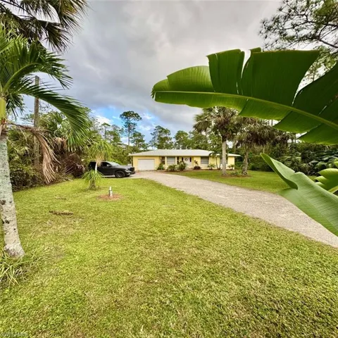 View of front yard