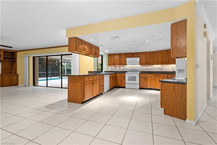 145 Forestwood DR, NAPLES FL 34110