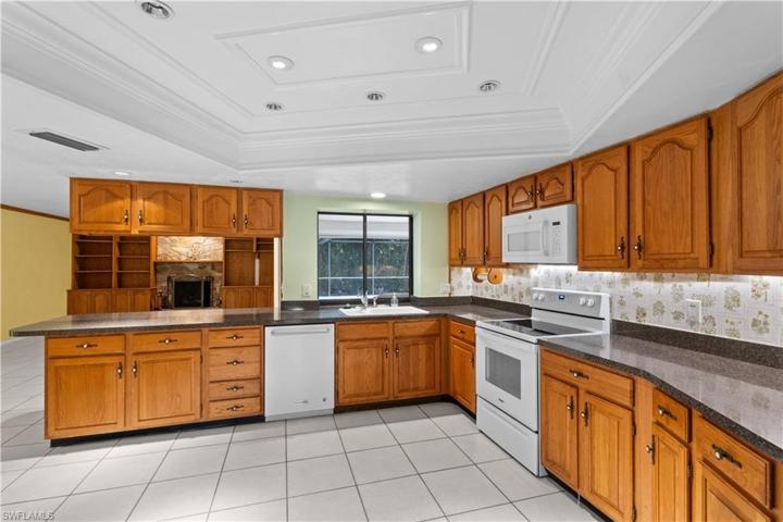 145 Forestwood DR, NAPLES FL 34110