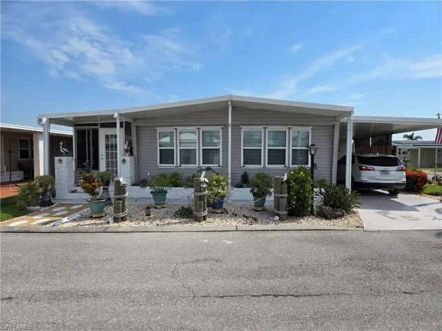 Manufactured / mobile home featuring a carport
