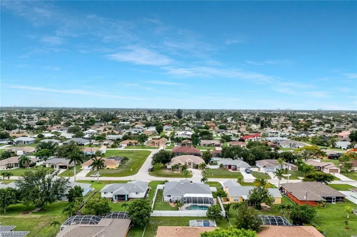 Expansive neighborhood panorama under a clear sky