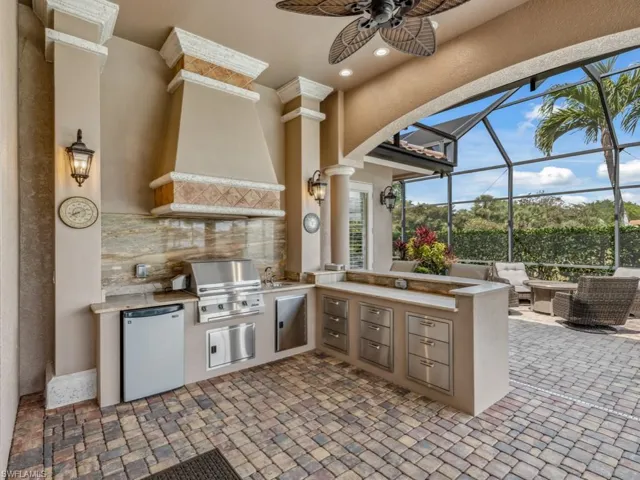 Outdoor Kitchen w/ built-in gas grill