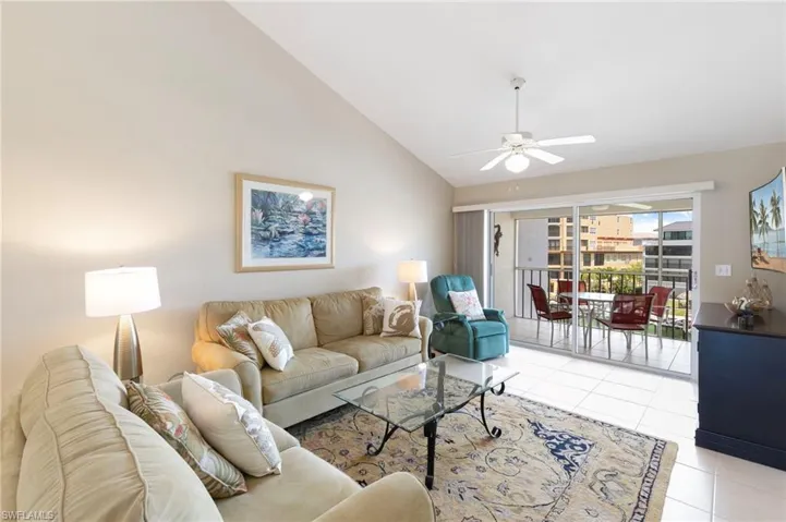 Spacious top floor unit with vaulted ceilings