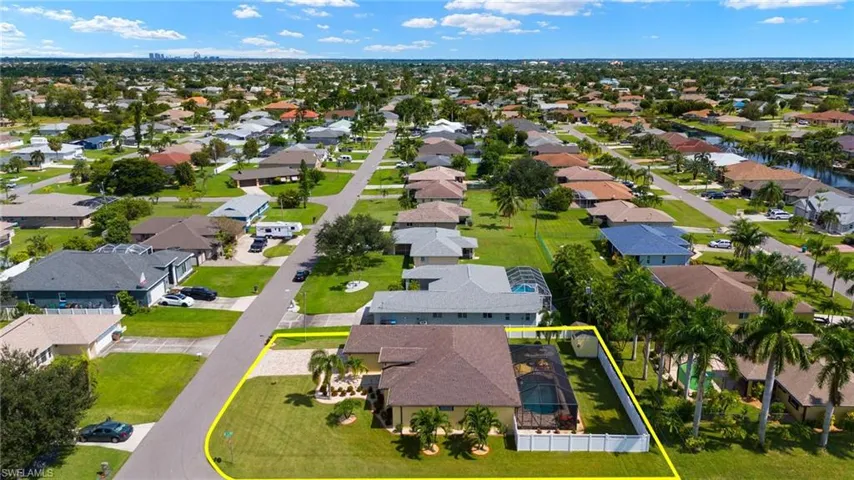 302 SE 22nd  TER, Cape Coral, FL 33990