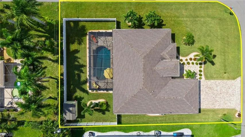 302 SE 22nd  TER, Cape Coral, FL 33990