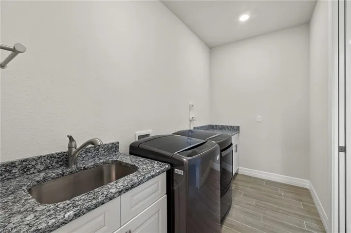 302 SE 22nd  TER, Cape Coral, FL 33990