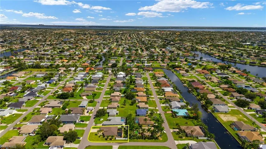 302 SE 22nd  TER, Cape Coral, FL 33990