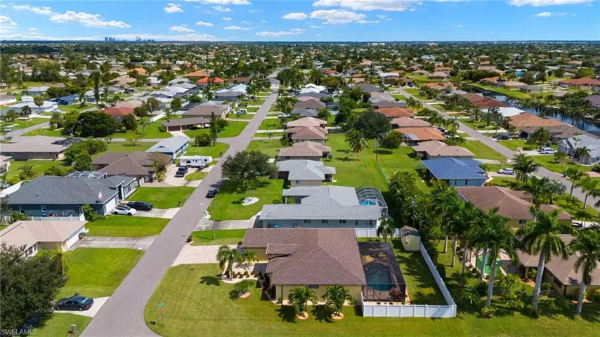 302 SE 22nd  TER, Cape Coral, FL 33990