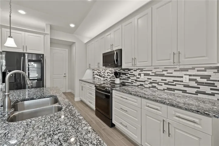 302 SE 22nd  TER, Cape Coral, FL 33990