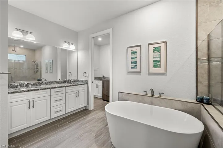 302 SE 22nd  TER, Cape Coral, FL 33990