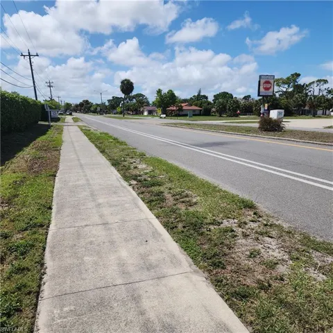 Walking Distance To Shopping & Restaurants