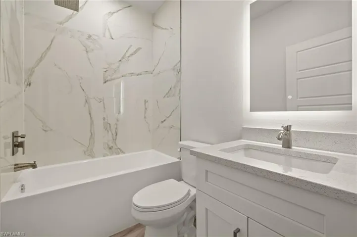 Guest bath w/Tub
