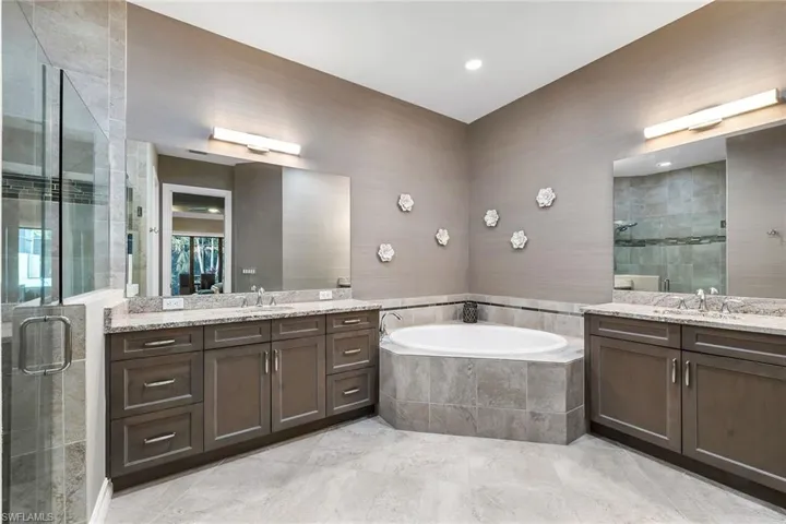 6589 Roma Way, Naples, Florida 34113