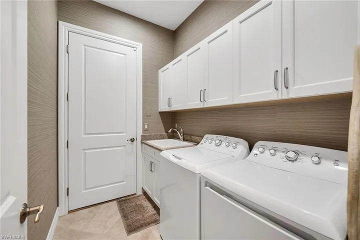 6589 Roma Way, Naples, Florida 34113