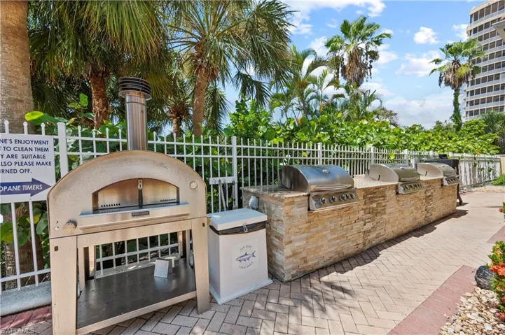Outdoor grilling area with a Pizza oven!!!