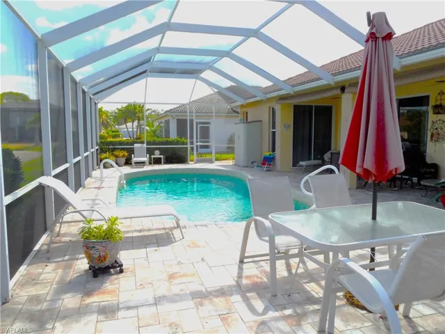 Huge lanai, lovely pool