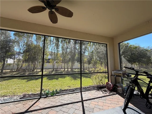 Sunroom / solarium featuring a ceiling fan