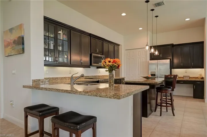 Kitchen - Plenty of cabinet and counter space