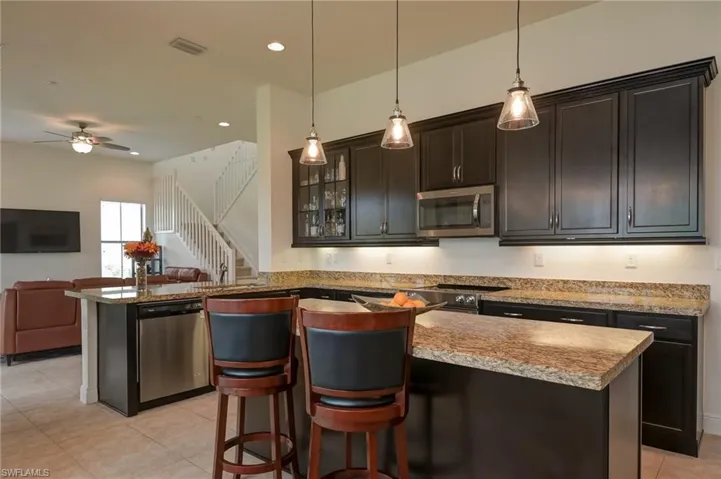 Kitchen - Plenty of cabinet and counter space