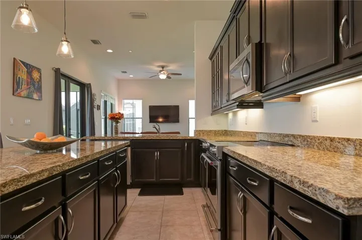 Kitchen - Plenty of cabinet and counter space