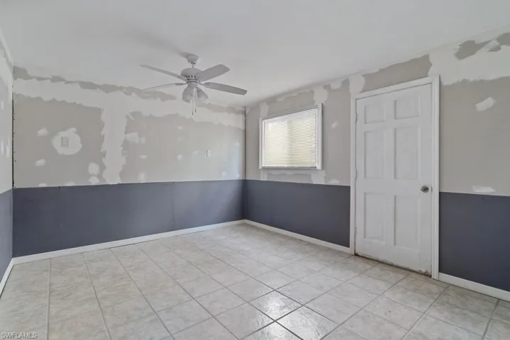 Empty room featuring ceiling fan