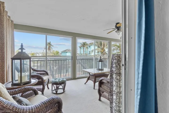 Sunroom with ceiling fan