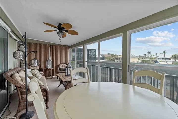 Sunroom with ceiling fan
